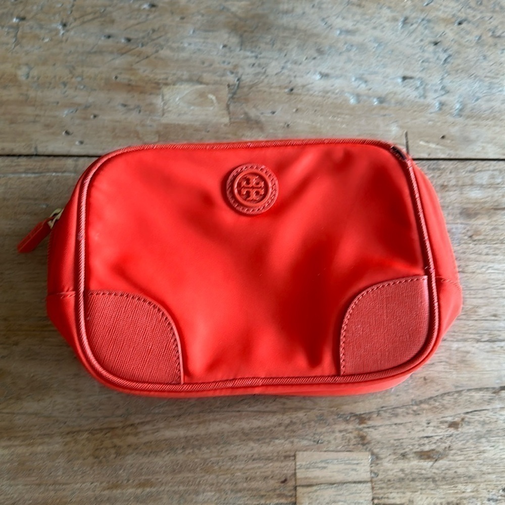 Tory Burch Robinson Medium Classic Cosmetic Bag โ Orange